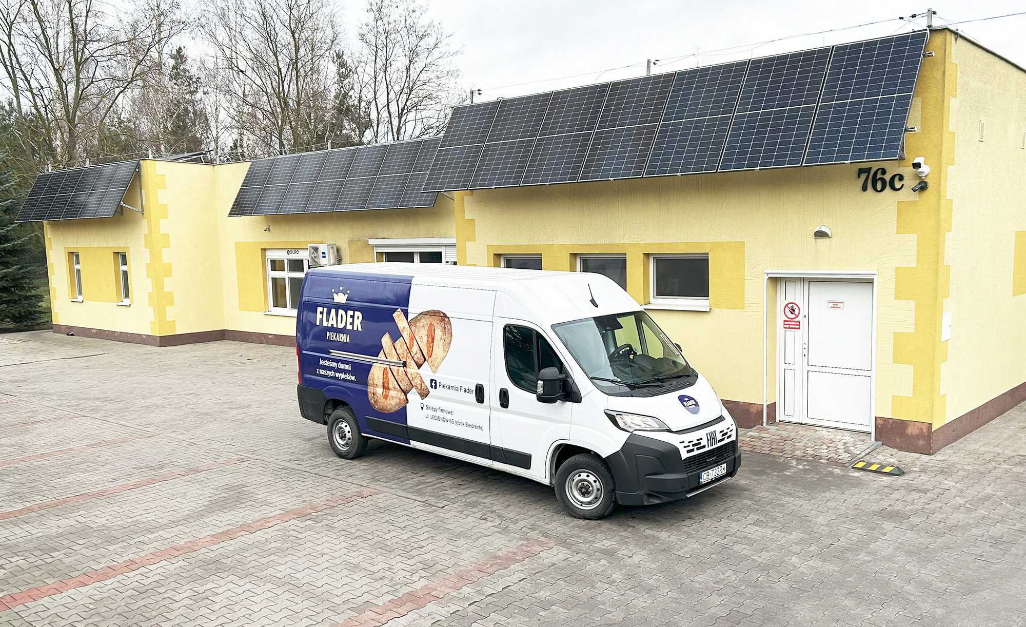 Zakład produkcyjny piekarni Flader z samochodem dostawczym w firmowych barwach
